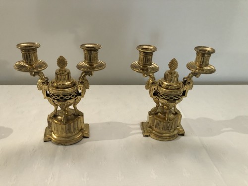 Luminaires Bougeoirs et Chandeliers - Paire de flambeaux cassolette formant brûle-parfum d’époque Louis XVI