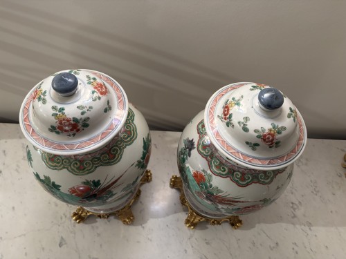 Paire de grandes potiches couvertes famille verte d'époque Kangxi - Céramiques, Porcelaines Style Régence