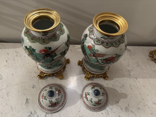 Céramiques, Porcelaines  - Paire de grandes potiches couvertes famille verte d'époque Kangxi