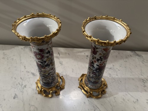 Paire de vases cornets d'époque Qianlong - Céramiques, Porcelaines Style Louis XVI