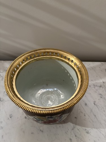 Kangxi Period Chinese Porcelain Cache-pot - 