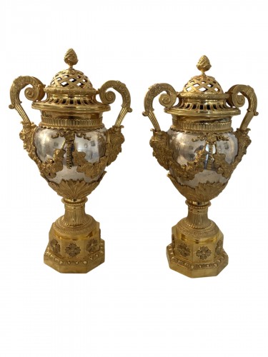 Paire de vases en bronze d'époque Louis XVI attribués à François Rémond (1747-1812)
