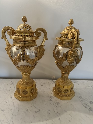 Pair Of Louis XVI Period Bronze Vases Attributed To François Rémond (1747-1 - Decorative Objects Style Louis XVI