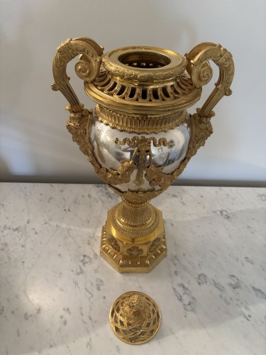 Pair Of Louis XVI Period Bronze Vases Attributed To François Rémond (1747-1 - Louis XVI