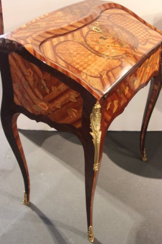 Mobilier Bureau et Secrétaire - Petit bureau de pente Louis XV estampillé Pierre Roussel