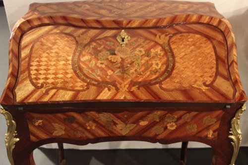 XVIIIe siècle - Petit bureau de pente Louis XV estampillé Pierre Roussel