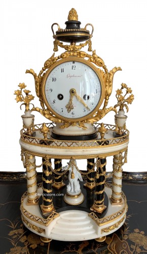 Pendule Louis XVI en marbre et bronze doré