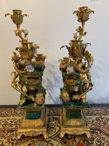Luminaires Bougeoirs et Chandeliers - Paire de candélabres aux chiens de Fô