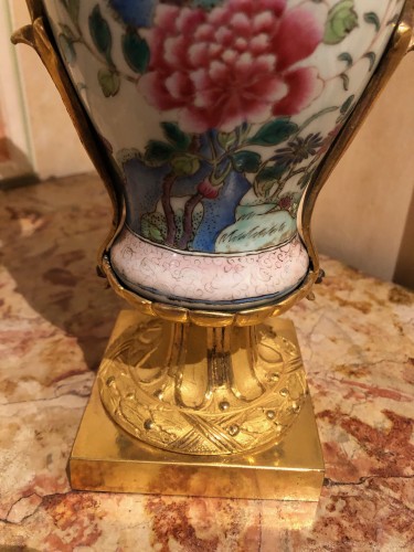 Objet de décoration Cassolettes, coupe et vase - Paire de vases en porcelaine de Chine d’époque Louis XVI