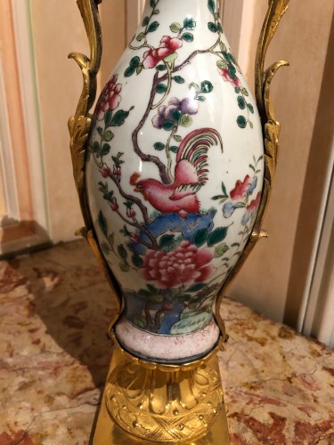 Antiquités - Paire de vases en porcelaine de Chine d’époque Louis XVI