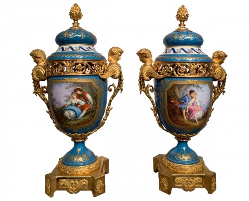 Paire de grands vases en porcelaine montés bronze