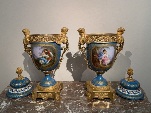 Objet de décoration Cassolettes, coupe et vase - Paire de grands vases en porcelaine montés bronze