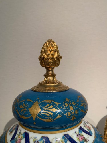 Antiquités - Pair of large bronze mounted vases