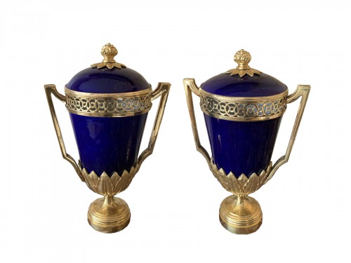 Paire de vases en porcelaine d’époque Louis XVI