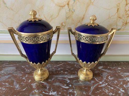 Pair of Louis XVI porcelain vases - 