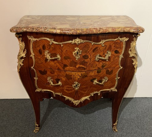 XVIIIe siècle - Commode Louis XV estampillée Dubois