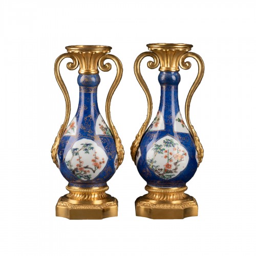 Paire de vases bouteilles en porcelaine de Chine d’époque Kangxi