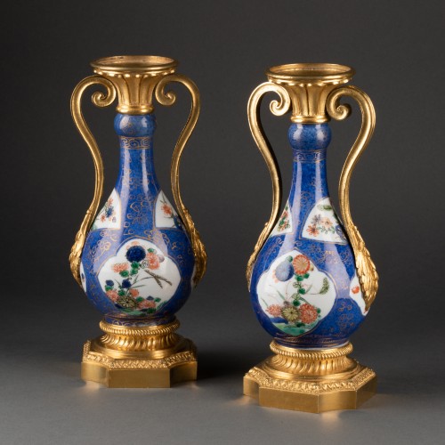 XVIIIe siècle - Paire de vases bouteilles en porcelaine de Chine Kangxi