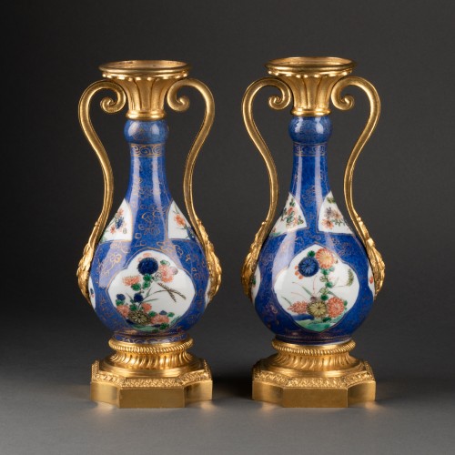Paire de vases bouteilles en porcelaine de Chine d’époque Kangxi - 