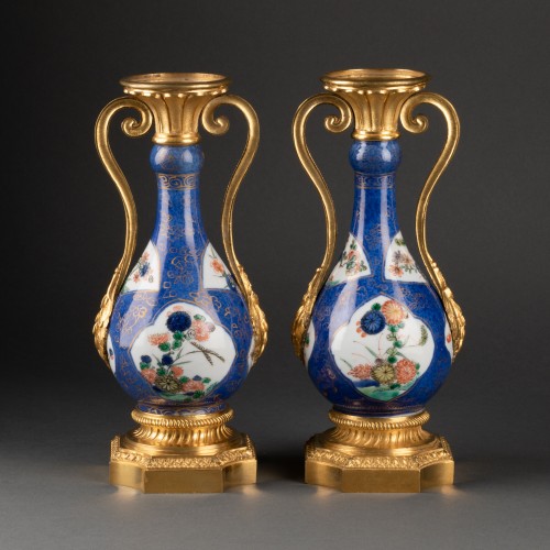 Paire de vases bouteilles en porcelaine de Chine Kangxi - 