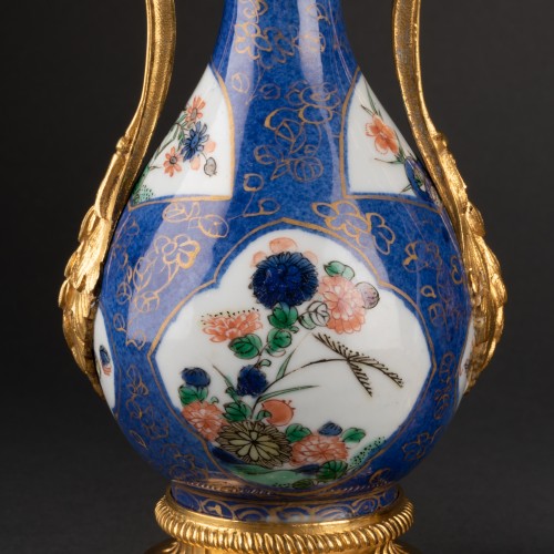  - Paire de vases bouteilles en porcelaine de Chine d’époque Kangxi