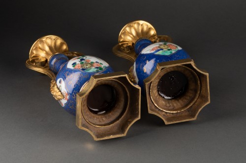 Antiquités - Paire de vases bouteilles en porcelaine de Chine d’époque Kangxi
