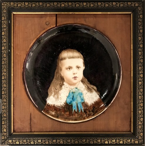 Théodore Deck et Paul César Helleu, Plat en céramique à la jeune enfant