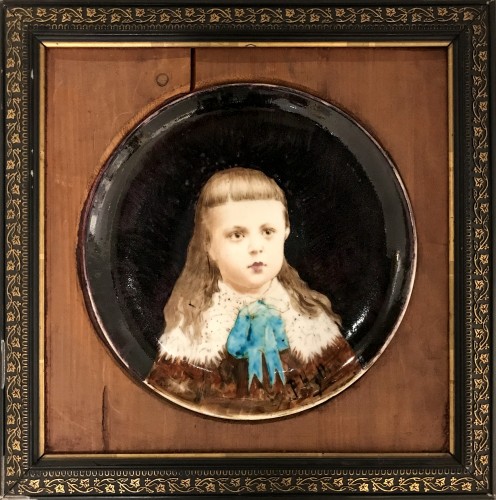 T. Deck & P. C. Helleu, Plat en céramique à la jeune enfant Art nouveau