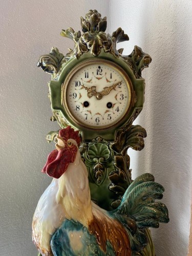 Céramiques, Porcelaines  - Choisy le Roy, Horloge céramique coq chantant en barbotine d'après Carrier Belleuse