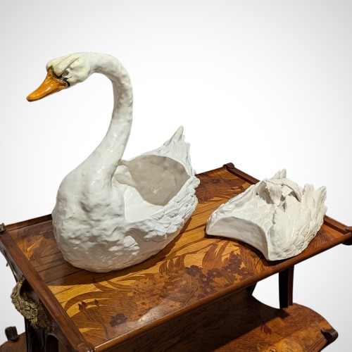 Large swan, decorative ceramic box, 19th century - Porcelain & Faience Style 