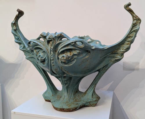 Hector Guimard (1867-1942), Pair Of Art Nouveau cast-iron planters - Architectural & Garden Style Art nouveau