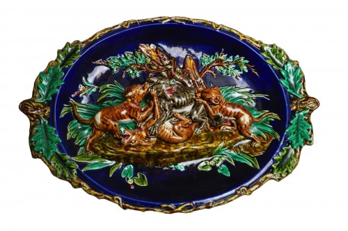 Sarreguemines, Majolica - Large ceramic dish with wolf hunting scene 