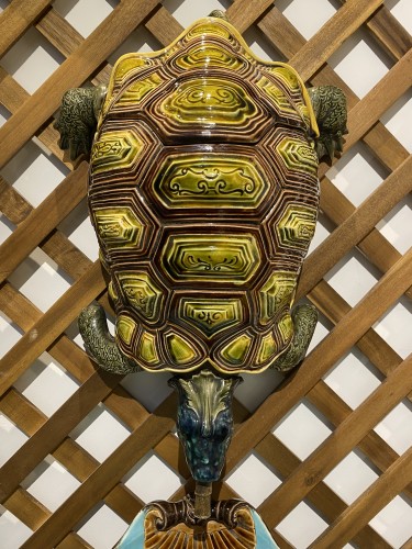 Sarreguemines, Majolica - turtle making and its matching shell-shaped basin - Porcelain & Faience Style Art nouveau