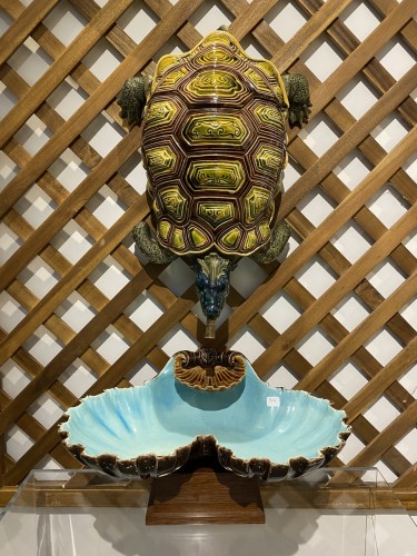 Sarreguemines, Majolica - turtle making and its matching shell-shaped basin - 