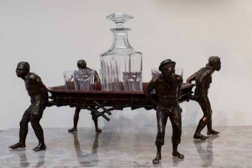 Quatre abyssins en bronze portant un plateau en bois laqué - Galerie Origines