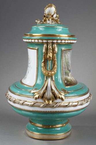 XIXe siècle - Paire de vases en porcelaine Napoléon III