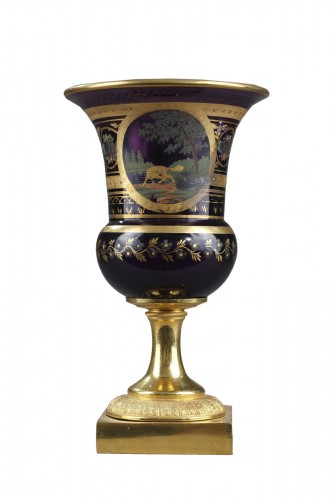Vase Medicis en opaline améthyste à décor des fables de la fontaine