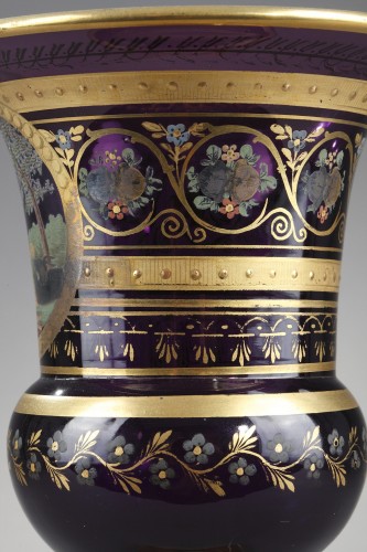 Restauration - Charles X - Vase Medicis en opaline améthyste à décor des fables de la fontaine