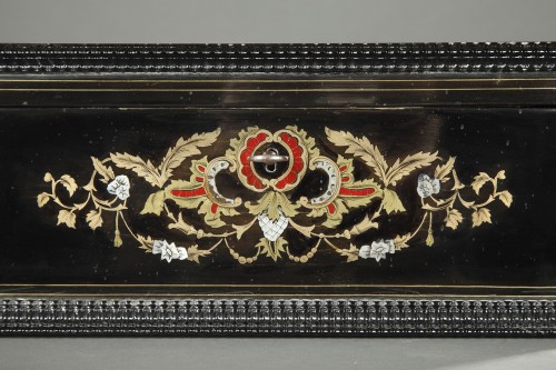 Antiquités - Coffret en bois noirci et incrustations de nacre, XIXe siècle