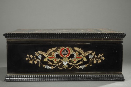 Antiquités - Coffret en bois noirci et incrustations de nacre, XIXe siècle