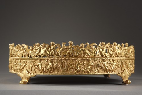 Centre de table Charles X en bronze doré à decor de putti - Ouaiss Antiquités