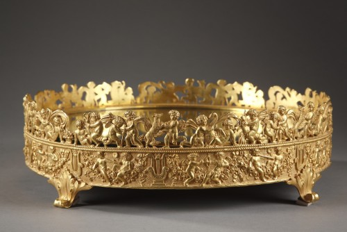 XIXe siècle - Centre de table Charles X en bronze doré à decor de putti