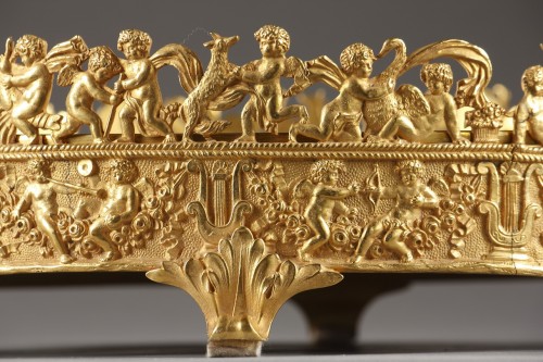 Antiquités - Centre de table Charles X en bronze doré à decor de putti