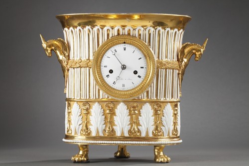 Pendule en forme de vase en porcelaine dorée, début du XIXe siècle - Horlogerie Style Restauration - Charles X