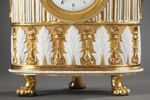 Horlogerie Pendule - Pendule en forme de vase en porcelaine dorée, début du XIXe siècle