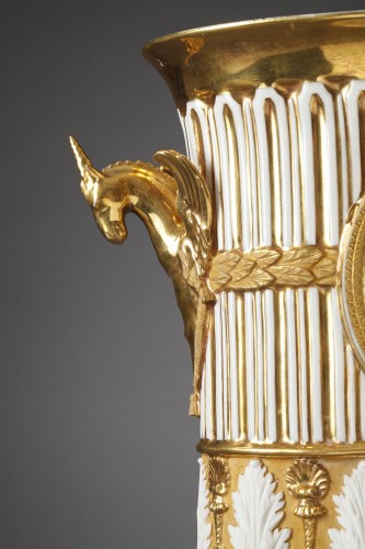 XIXe siècle - Pendule en forme de vase en porcelaine dorée, début du XIXe siècle