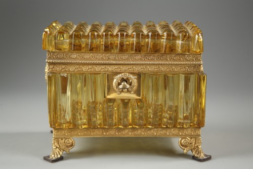 Early 19th century French cut crystal box in Rare Amber color.  - Objects of Vertu Style Restauration - Charles X