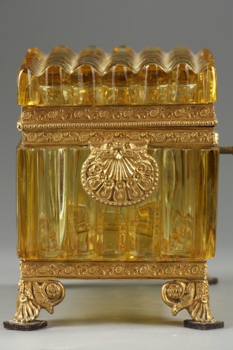 19th century - Early 19th century French cut crystal box in Rare Amber color. 