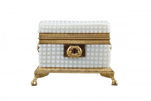 Coffret en opaline blanche taillée d'époque Charles X