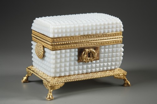 Coffret en opaline blanche taillée d'époque Charles X - Objets de Vitrine Style Restauration - Charles X